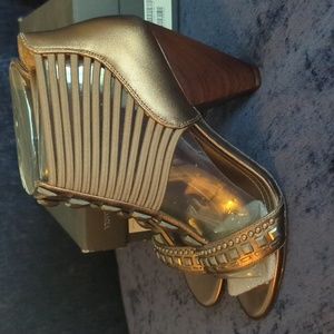 NIB VINCE CAMUTO 7W Bronze metallic sandals